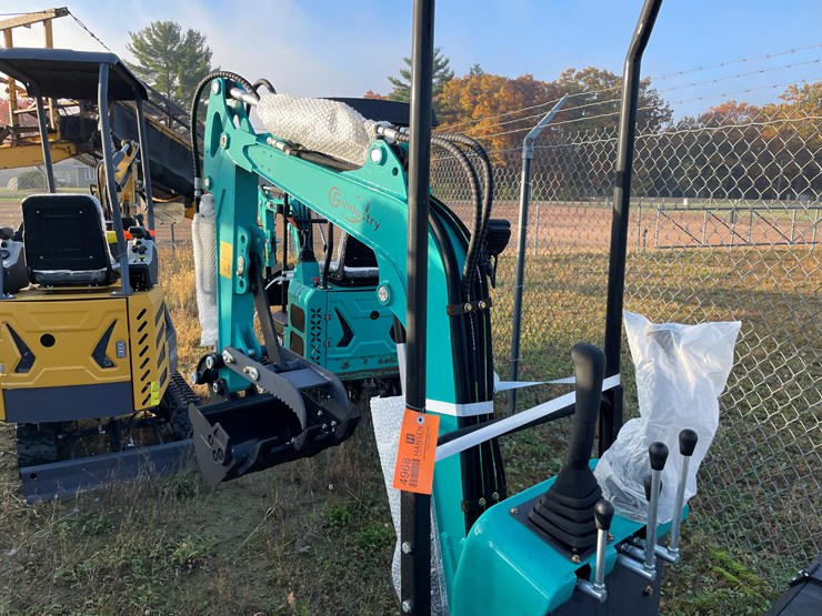 #1694-•-agt-qh12r-mini-excavator-image-9