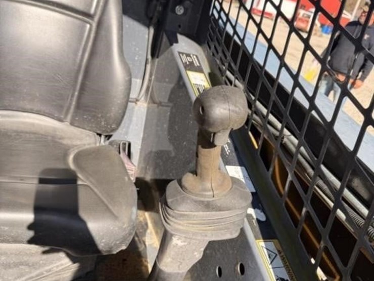 2012-deere-320d-image-12