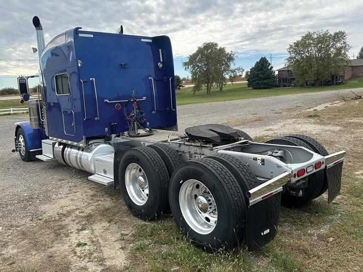 2022-peterbilt-389-image-4