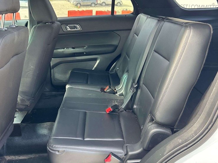 2016-ford-explorer-image-21