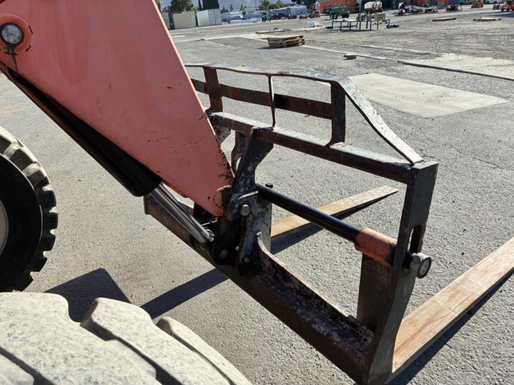 2013-jlg-8042-image-6