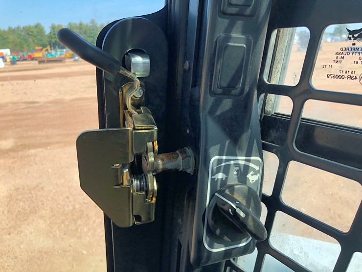 2014-bobcat-s650-image-63