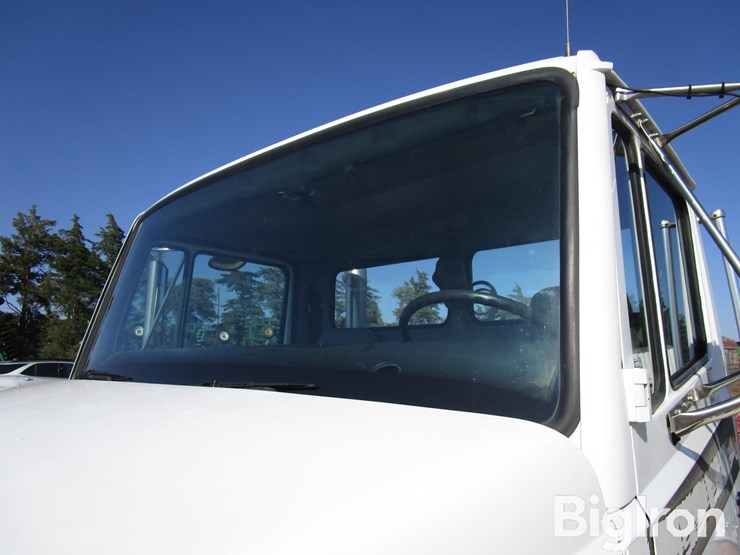 2000-freightliner-fl70-image-13