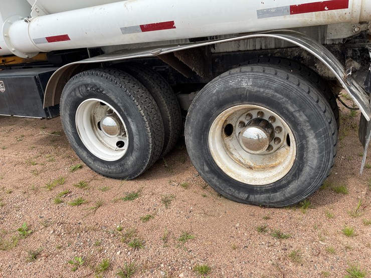 2011-peterbilt-365-image-32