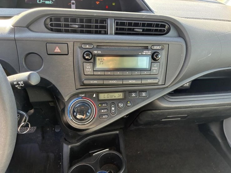 2014-toyota-prius-hatchback-image-12