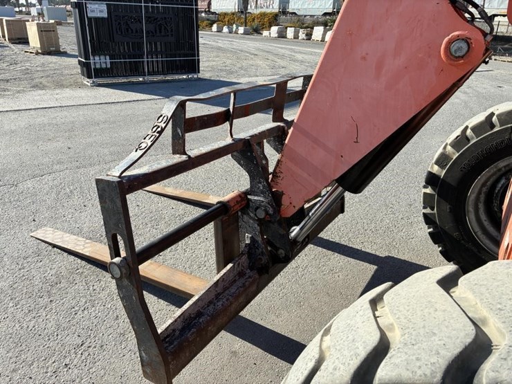 2013-jlg-8042-image-5