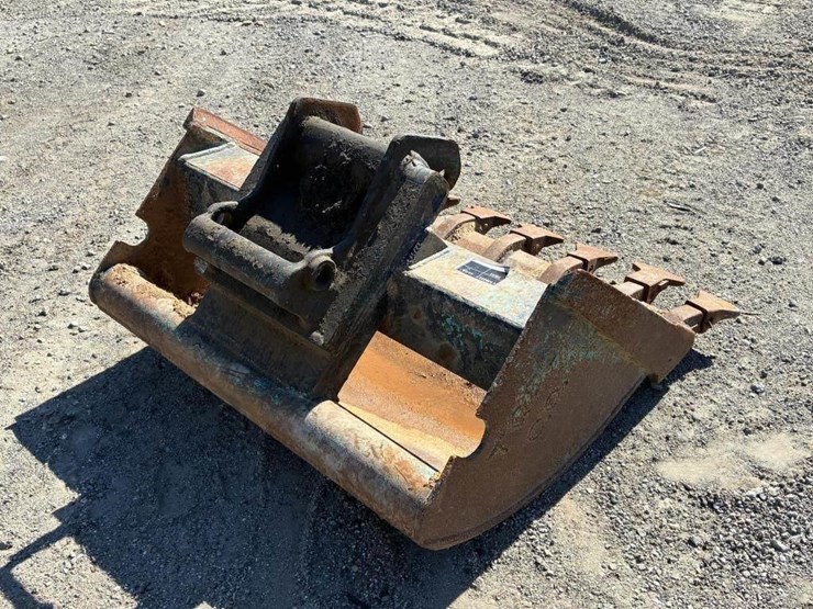 excavator-bucket-w/-teeth-36"-image-3