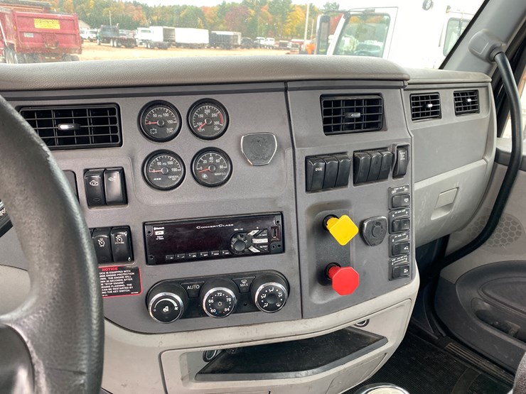 2017-peterbilt-567-image-41