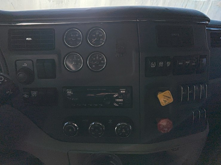 2020-peterbilt-579-image-16