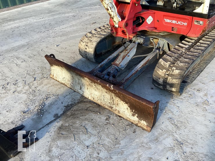 2016-takeuchi-tb240-image-11