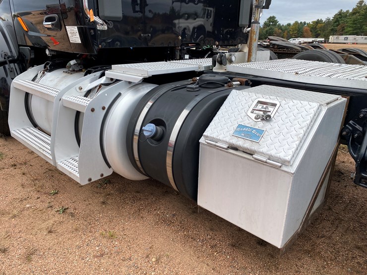 2017-peterbilt-567-image-12