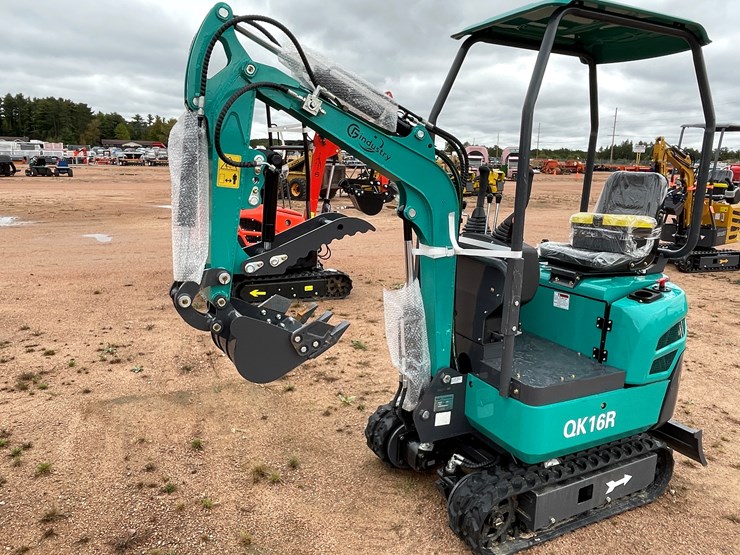 #1790-•-agt-qk16r-mini-excavator-image-1