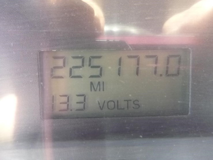 2001-freightliner-fl70-image-22