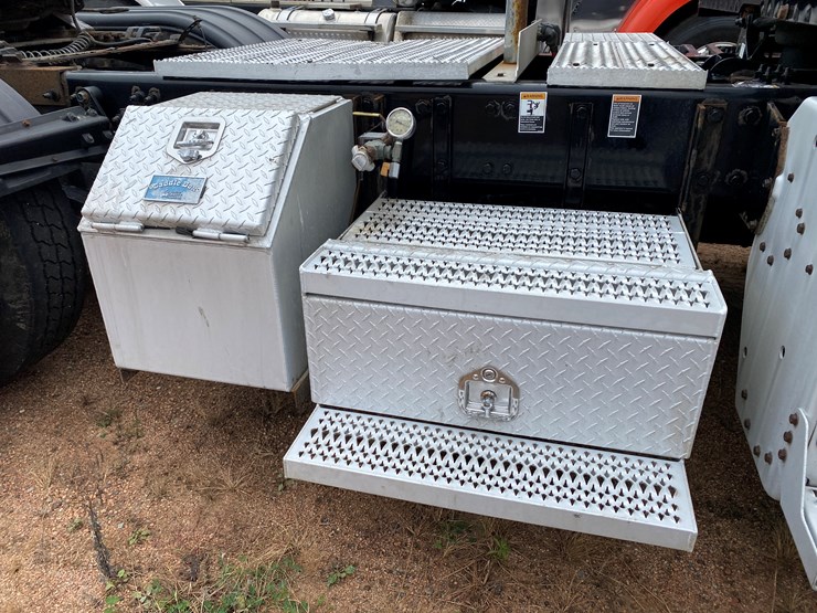 2017-peterbilt-567-image-19