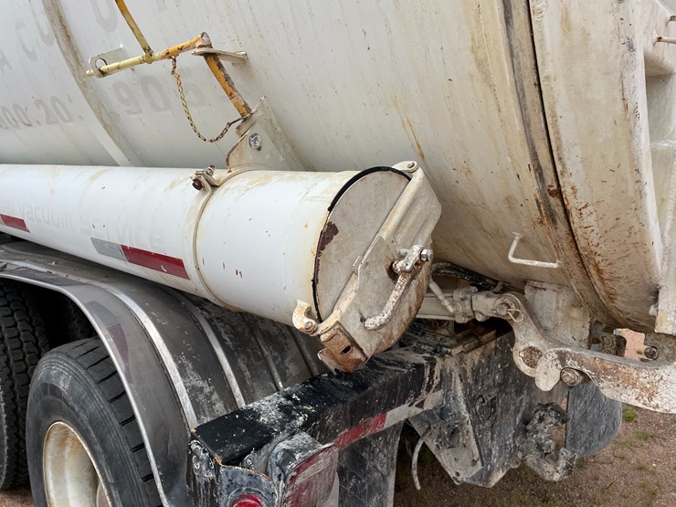 2011-peterbilt-365-image-31