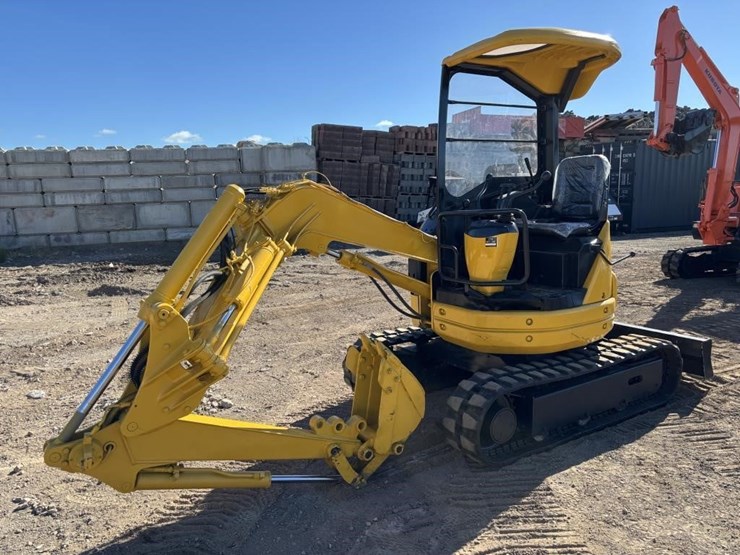 komatsu-pc12uu-2-image-1