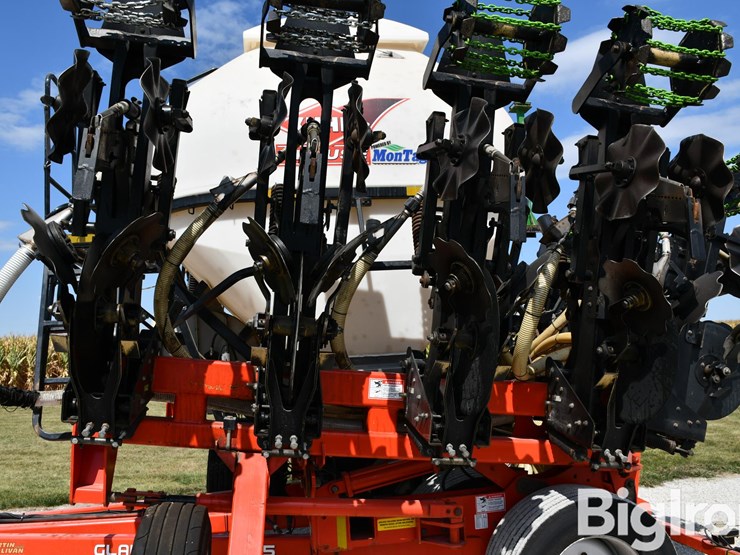 2017-kuhn-1205-gladiator-12-row-strip-till-image-19