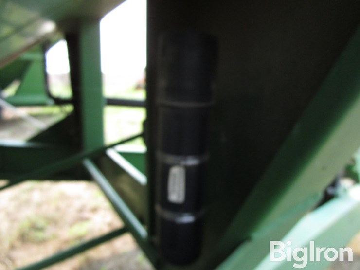 unverferth-gc-7000-grain-cart-image-18