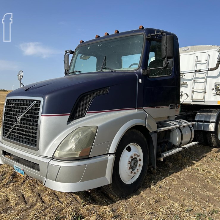 2005 VOLVO VNL64T300