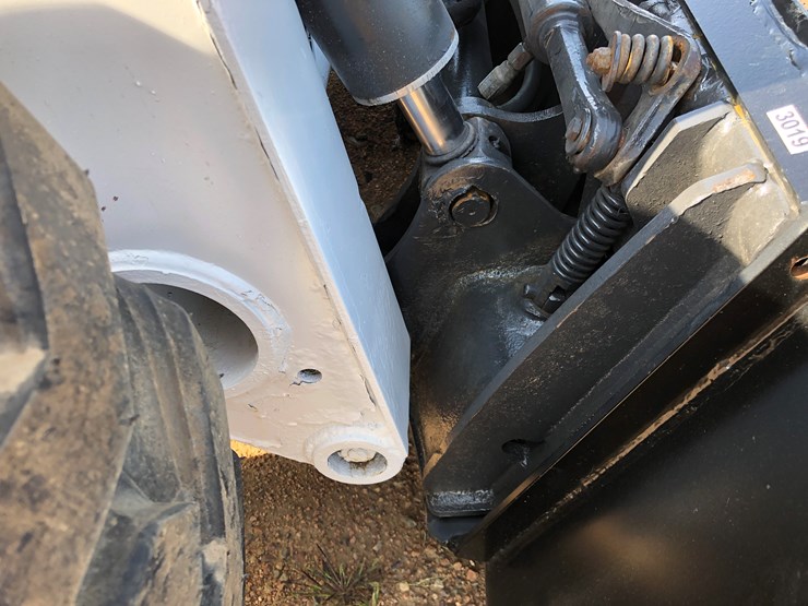 2014-bobcat-s650-image-32