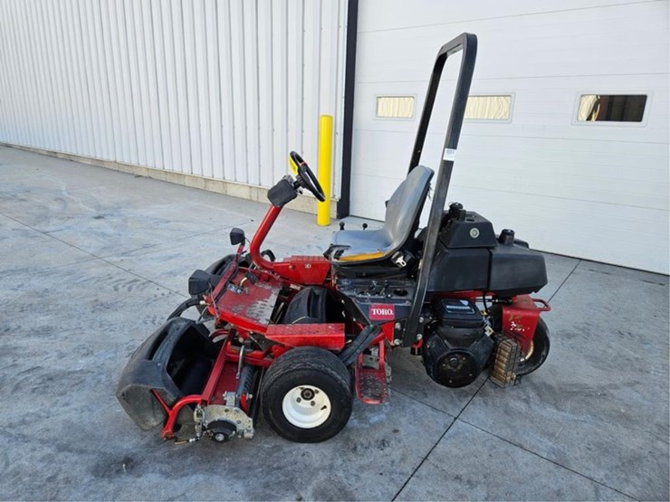 #2530-•-toro-3150-greensmaster-greens-mower-image-2