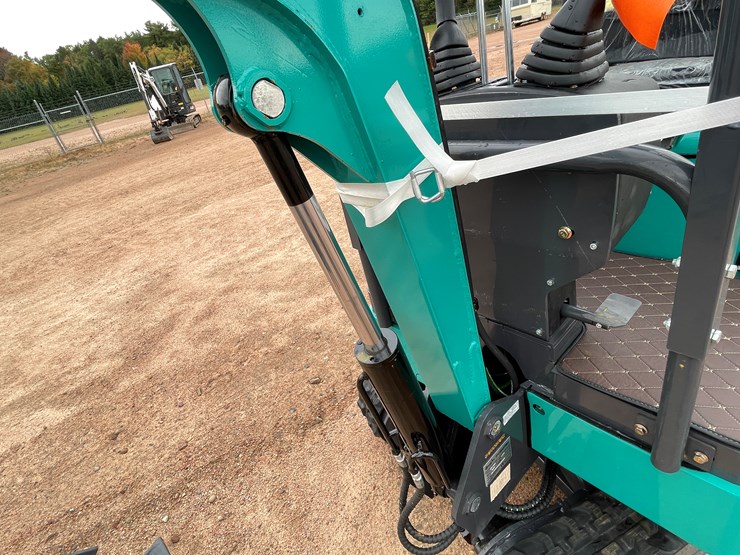 #1798-•-agt-qk16r-mini-excavator-image-16