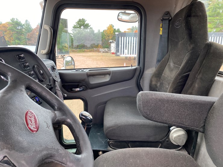 2012-peterbilt-384-image-52