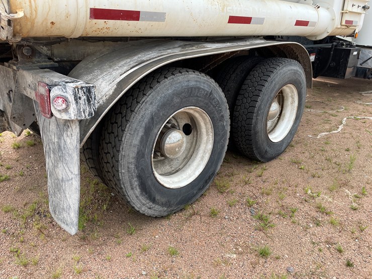 2011-peterbilt-365-image-41