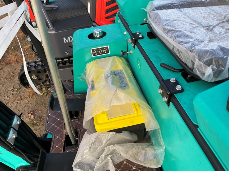 #1690-•-agt-h15r-mini-excavator-image-17