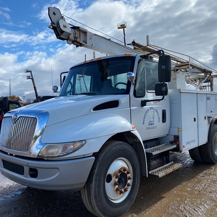 2002 INTERNATIONAL 4300 SBA
