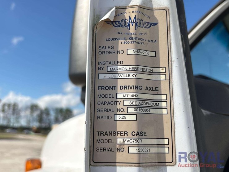 2009-gmc-c8500-altec-dm47-47ft-insulated-derrick-digger-truck-image-9