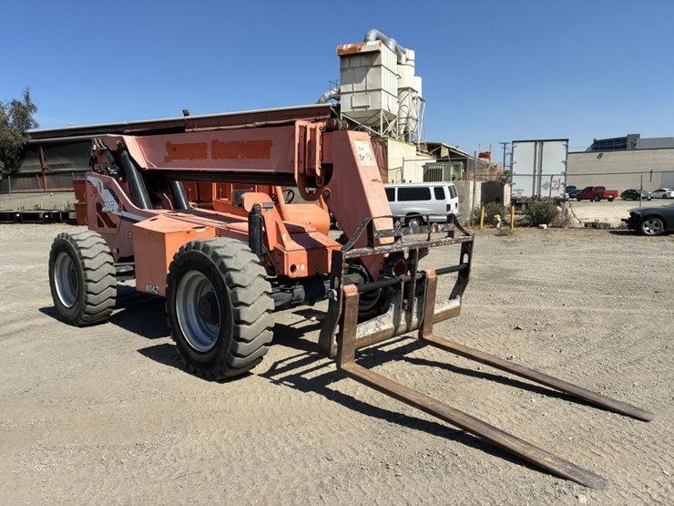 2013-jlg-8042-image-2