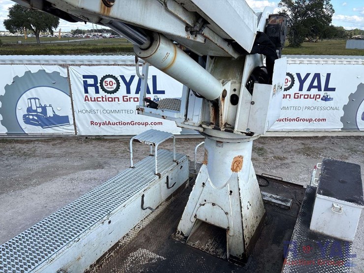 2009-gmc-c8500-altec-dm47-47ft-insulated-derrick-digger-truck-image-24