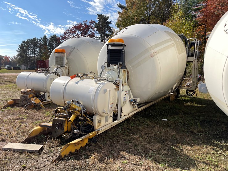 #3374-•-mcneilus-cement-mixer-drum-with-chutes-and-controls-image-1