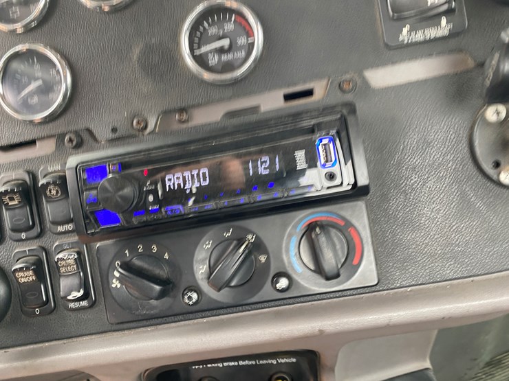 2012-peterbilt-384-image-56