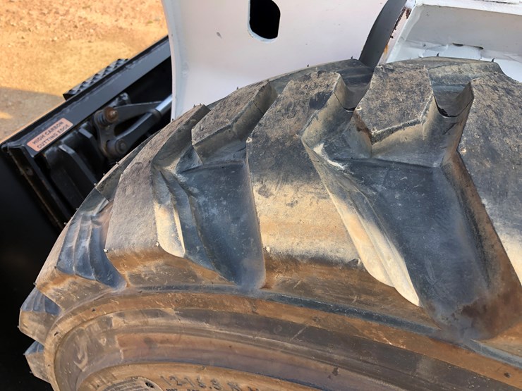 2014-bobcat-s650-image-13