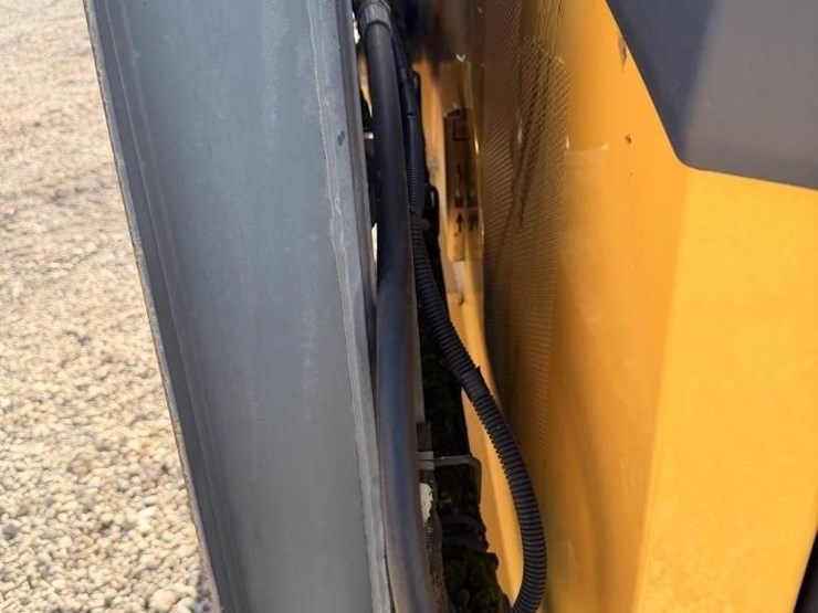 2012-deere-320d-image-7