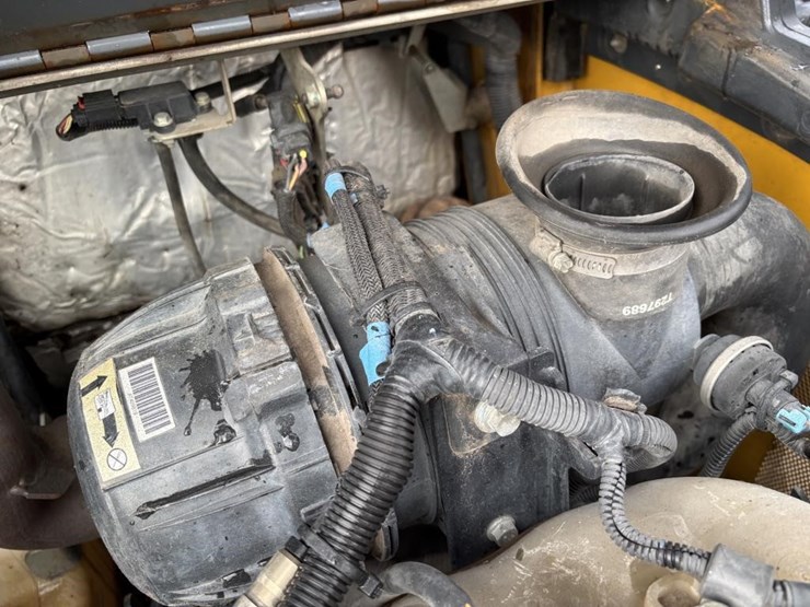 2019-deere-325g-image-38