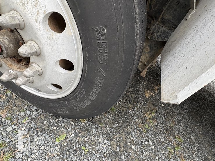 2015-peterbilt-567-image-11