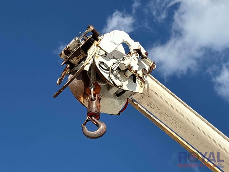 2009-gmc-c8500-altec-dm47-47ft-insulated-derrick-digger-truck-image-16