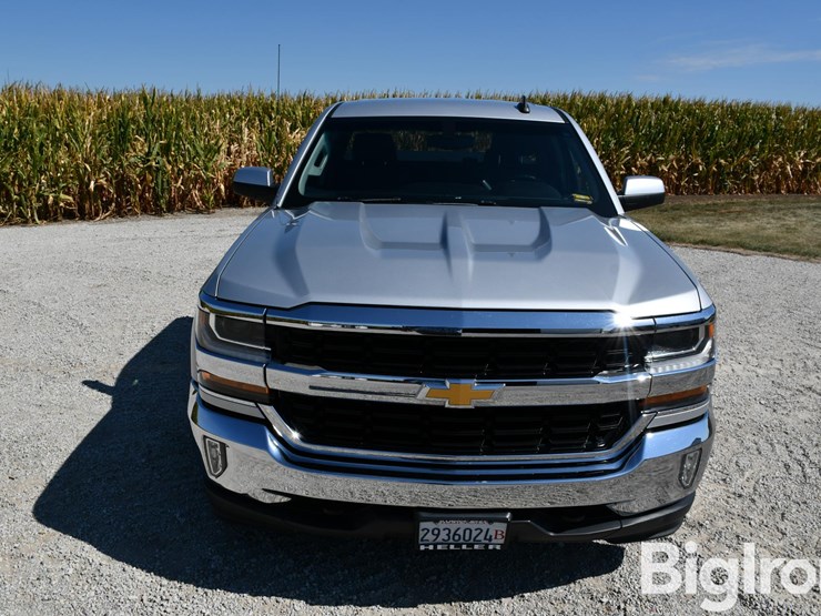 2017-chevrolet-silverado-1500-lt-image-2