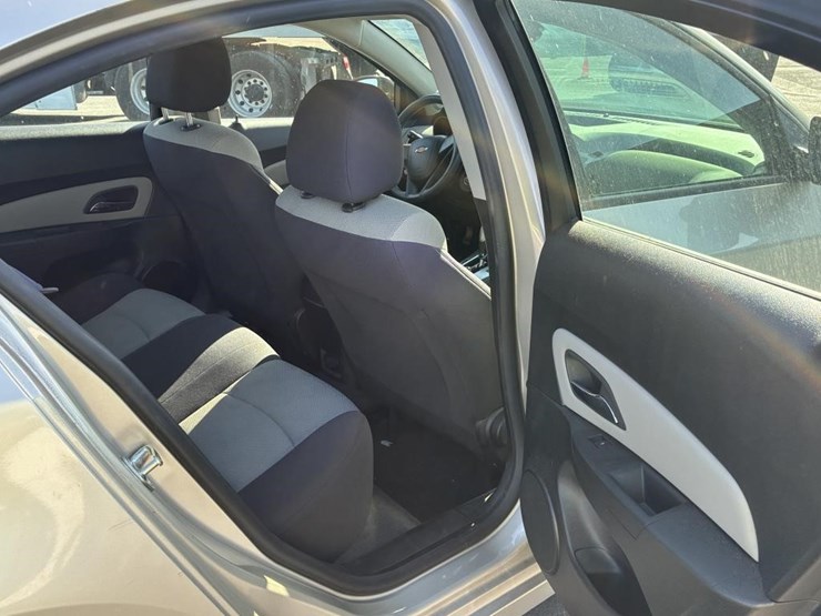 2014-chevrolet-cruze-sedan-image-10