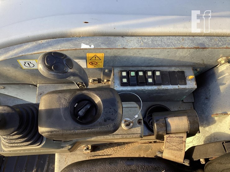 2016-takeuchi-tb240-image-16