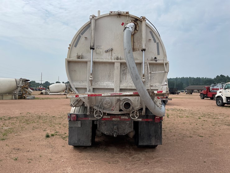 2011-peterbilt-365-image-13