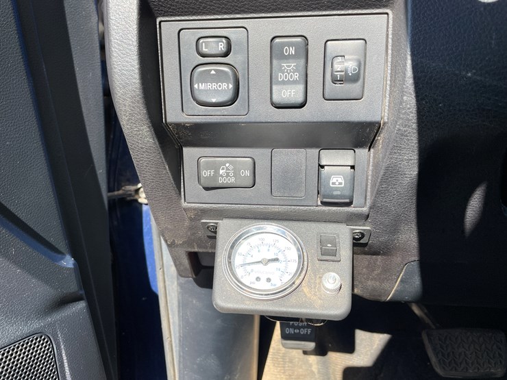 2015-toyota-tundra-sr5-image-35