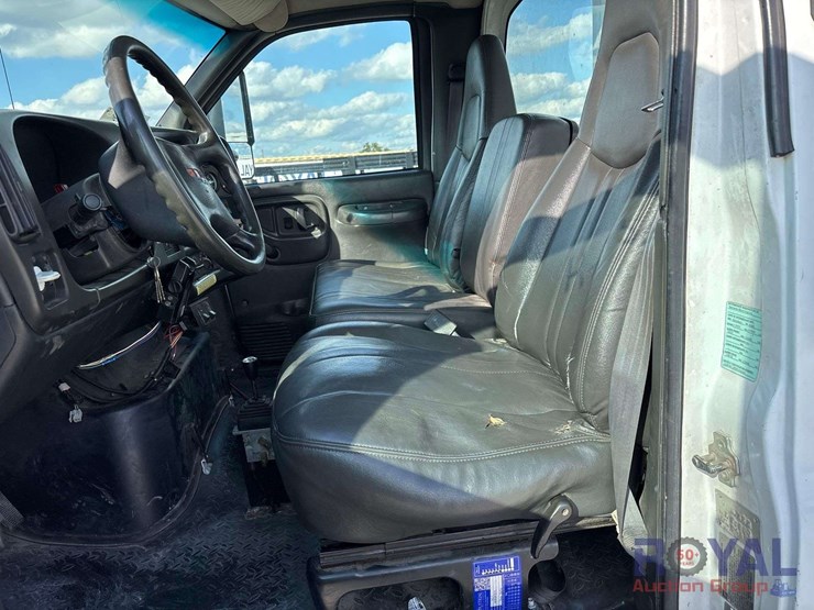 2009-gmc-c8500-altec-dm47-47ft-insulated-derrick-digger-truck-image-53