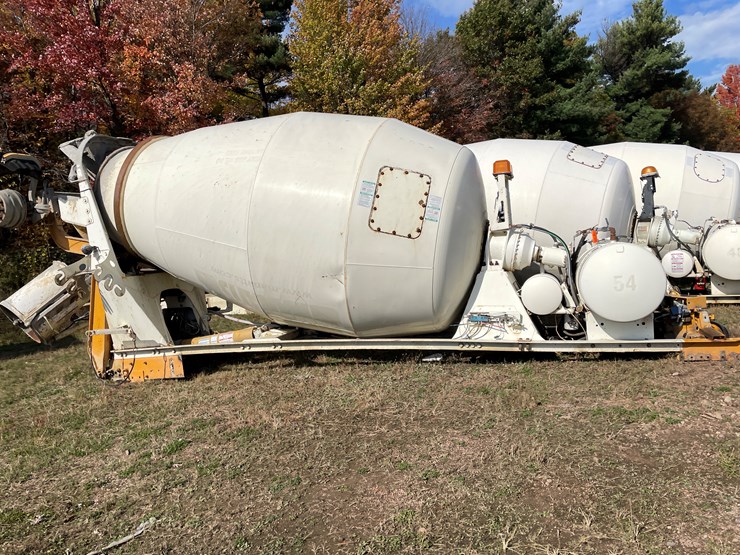 #3375-•-mcneilus-cement-mixer-drum-with-chutes-and-controls-image-4