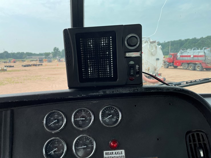 2011-peterbilt-365-image-63