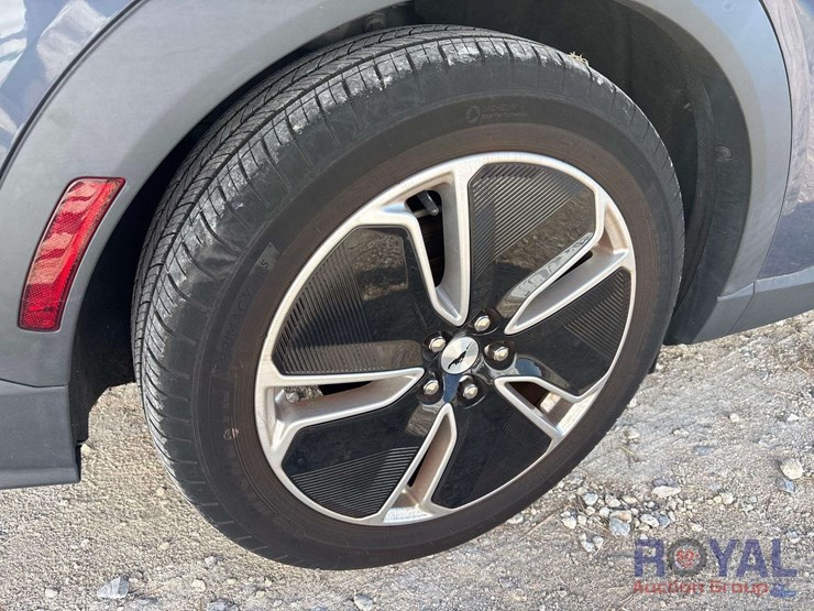 2021-ford-mustang-mach-e-image-28