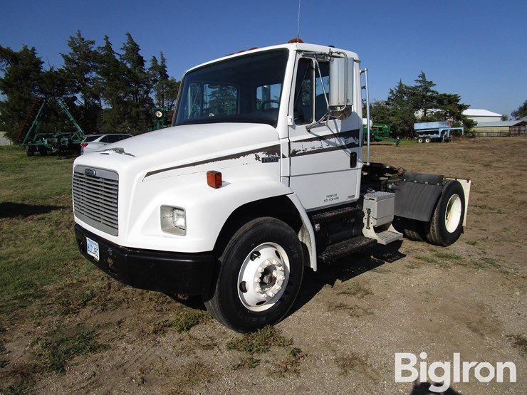 2000-freightliner-fl70-image-1